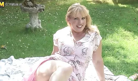 Sangat berbulu istri montok selingkuh lesbian membelai satu sama lain