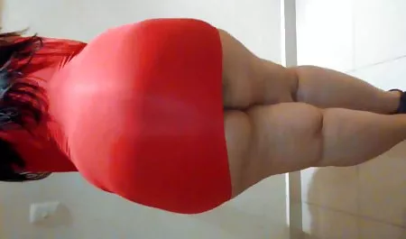 Dewasa gitaris bokep jilbab selingkuh memiliki seks dengan slender brunette di sofa