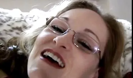 Buka kulit berwarna wanita dengan seksi senyum rides a Dildo semi bokeb selingkuh