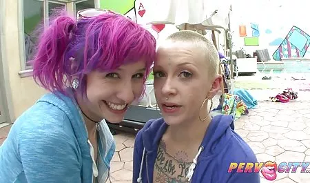 Tampan remaja bokeb ketahuan selingkuh dengan besar Hooters jari dan menggosok celah nya