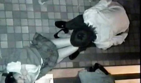 Pertama waktu video bokep selingkuh di kamar mandi dengan kotor, Milf